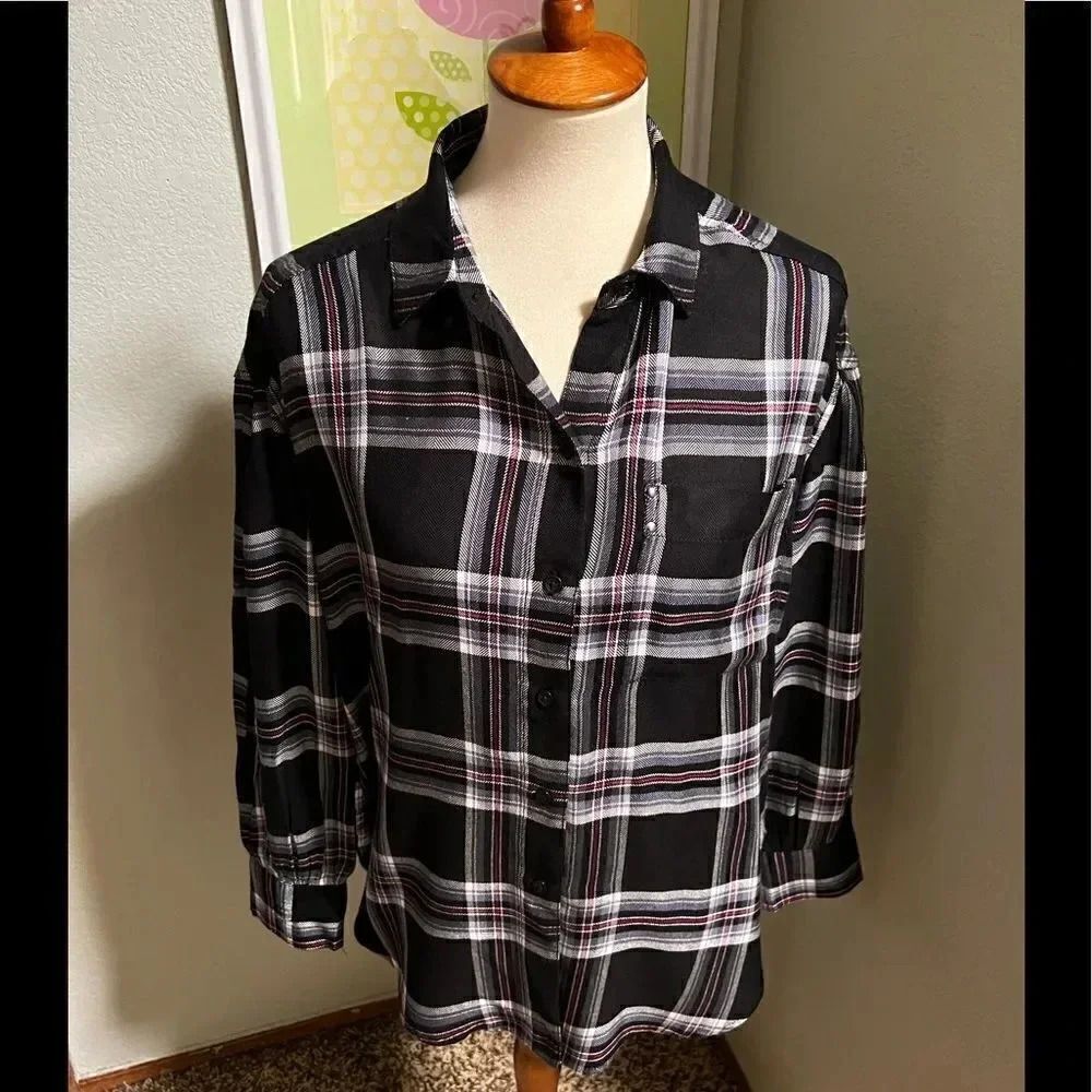 EUC Black Button Down Shirt BeachLunchLounge Size Small #147